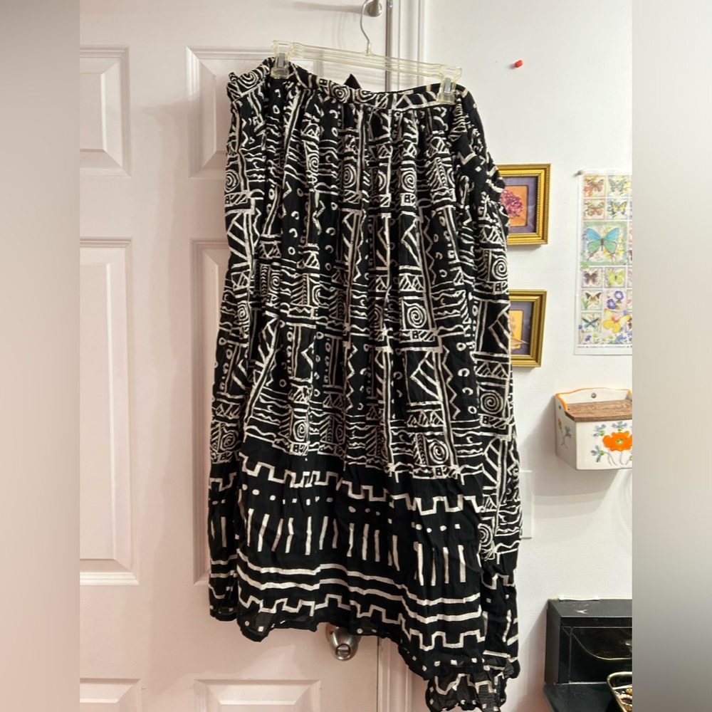 90s vintage 50in waist maxi skirt with a black and white pattern